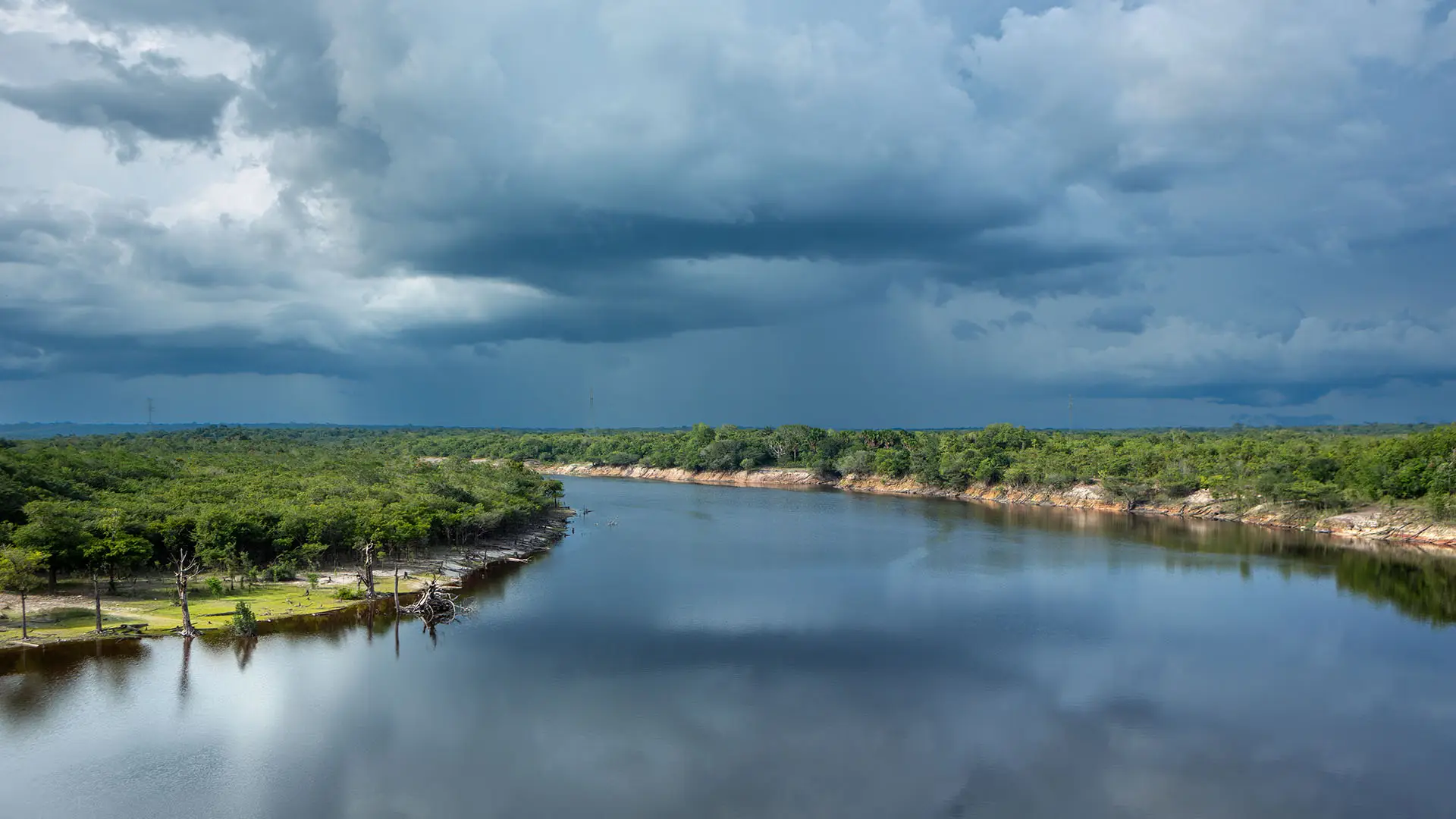 Beautiful view of Urubu River, forest trees in cloudy summer day before rain and storm in Amazon Rainforest. Manaus, Amazonas, Brazil. Foto: Imago Photo - stock.adobe.com