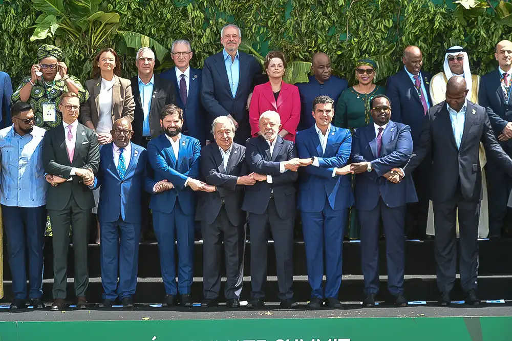 Belem - Leaders pose for a family photo during the U.N Climate Change Conference COP 30. Photo: Paulo Mumia/COP30