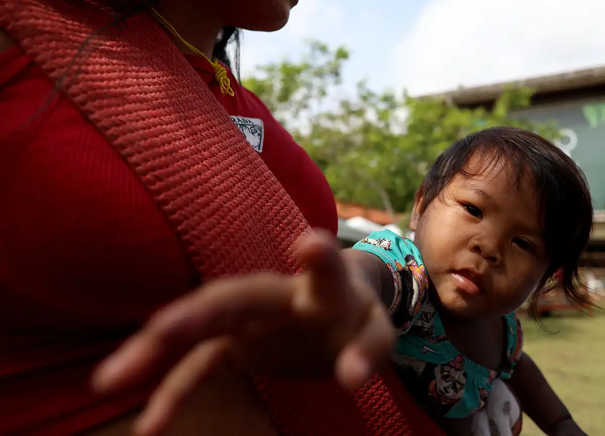 Belém - Indigenous people attend a meeting at the COP Village during the 30th Conference of the Parties (COP30). Photo by Aline Massuca/COP30