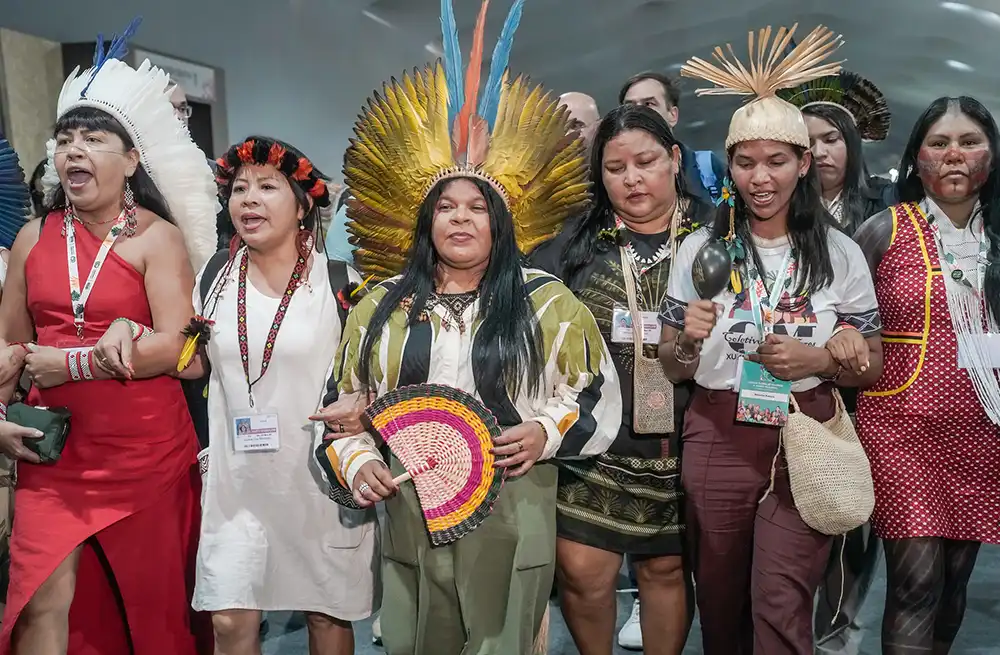 18.11.2025 – Belém – Joenia Wapichana, Präsidentin der brasilianischen Nationalstiftung für indigene Völker, und Sonia Guajajara, Ministerin für indigene Völker Brasiliens, nehmen an einer Unterzeichnungszeremonie zur Abgrenzung von Landgebieten mit der Nationalstiftung für indigene Völker und der Feier zur Verkündung und Bestätigung der Dekrete für indigene Landgebiete im Rahmen der 30. Konferenz der Vertragsparteien (COP30) teil. Foto: Ueslei Marcelino/COP30