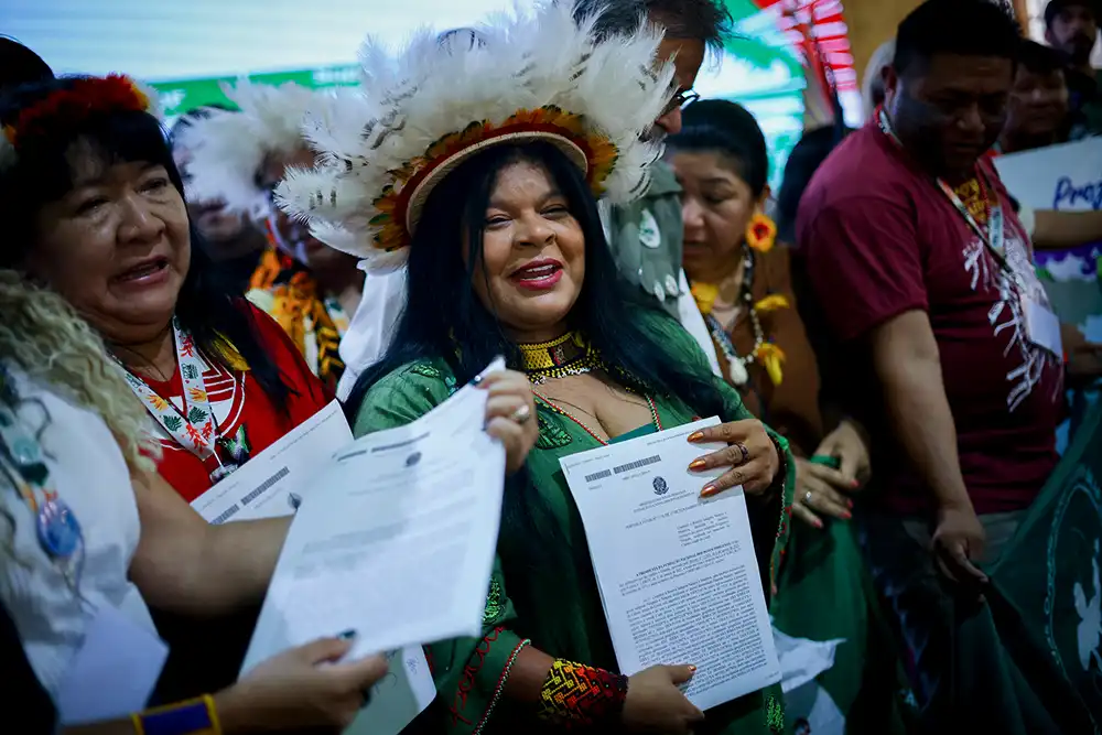 18.11.2025 – Belém – Sonia Guajajara, Ministerin für indigene Völker Brasiliens, nimmt an einer Unterzeichnungszeremonie zur Abgrenzung von Landgebieten mit der Nationalen Stiftung für indigene Völker und der Feier zur Verkündung und Bestätigung der Dekrete für indigene Landgebiete auf der 30. Konferenz der Vertragsparteien (COP30) teil. Foto: Ueslei Marcelino/COP30 (COP30). Foto: Ueslei Marcelino/COP30