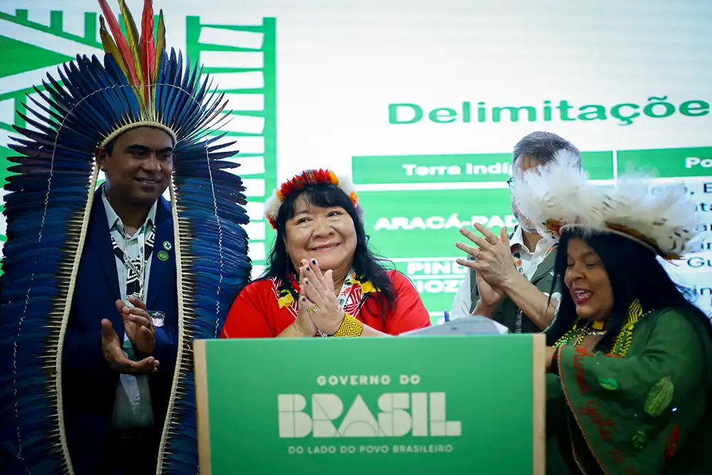 18.11.2025 – Belém – Joenia Wapichana, Präsidentin der brasilianischen Nationalstiftung für indigene Völker, und Sonia Guajajara, Ministerin für indigene Völker Brasiliens, nehmen an einer Unterzeichnungszeremonie zur Abgrenzung von Landgebieten mit der Nationalstiftung für indigene Völker und der Feier zur Verkündung und Bestätigung der Dekrete für indigene Landgebiete im Rahmen der 30. Konferenz der Vertragsparteien (COP30) teil. Foto: Ueslei Marcelino/COP30