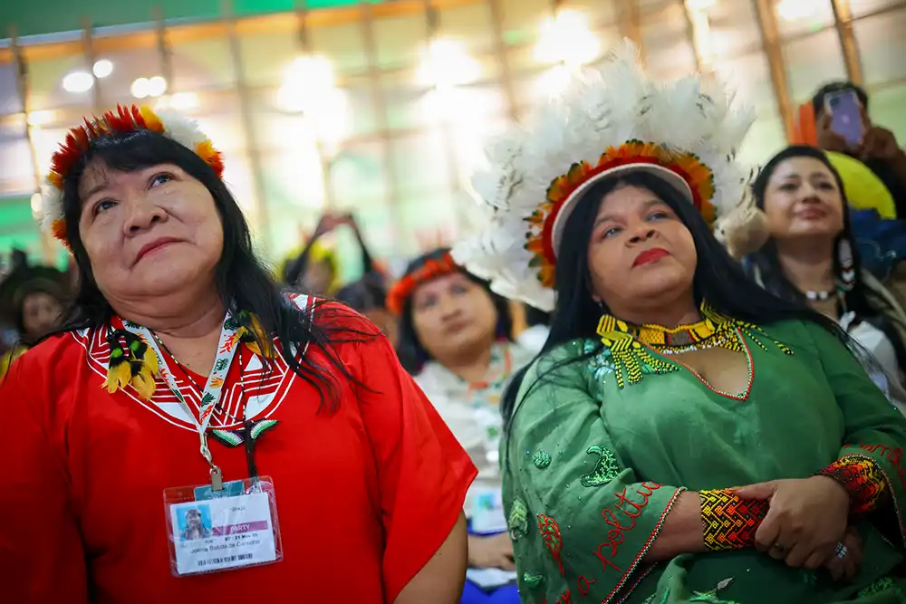 18.11.2025 – Belém – Joenia Wapichana, Präsidentin der brasilianischen Nationalstiftung für indigene Völker, und Sonia Guajajara, Ministerin für indigene Völker Brasiliens, nehmen an einer Unterzeichnungszeremonie zur Abgrenzung von Landgebieten mit der Nationalstiftung für indigene Völker und der Feier zur Verkündung und Bestätigung der Dekrete für indigene Landgebiete im Rahmen der 30. Konferenz der Vertragsparteien (COP30) teil. Foto: Ueslei Marcelino/COP30