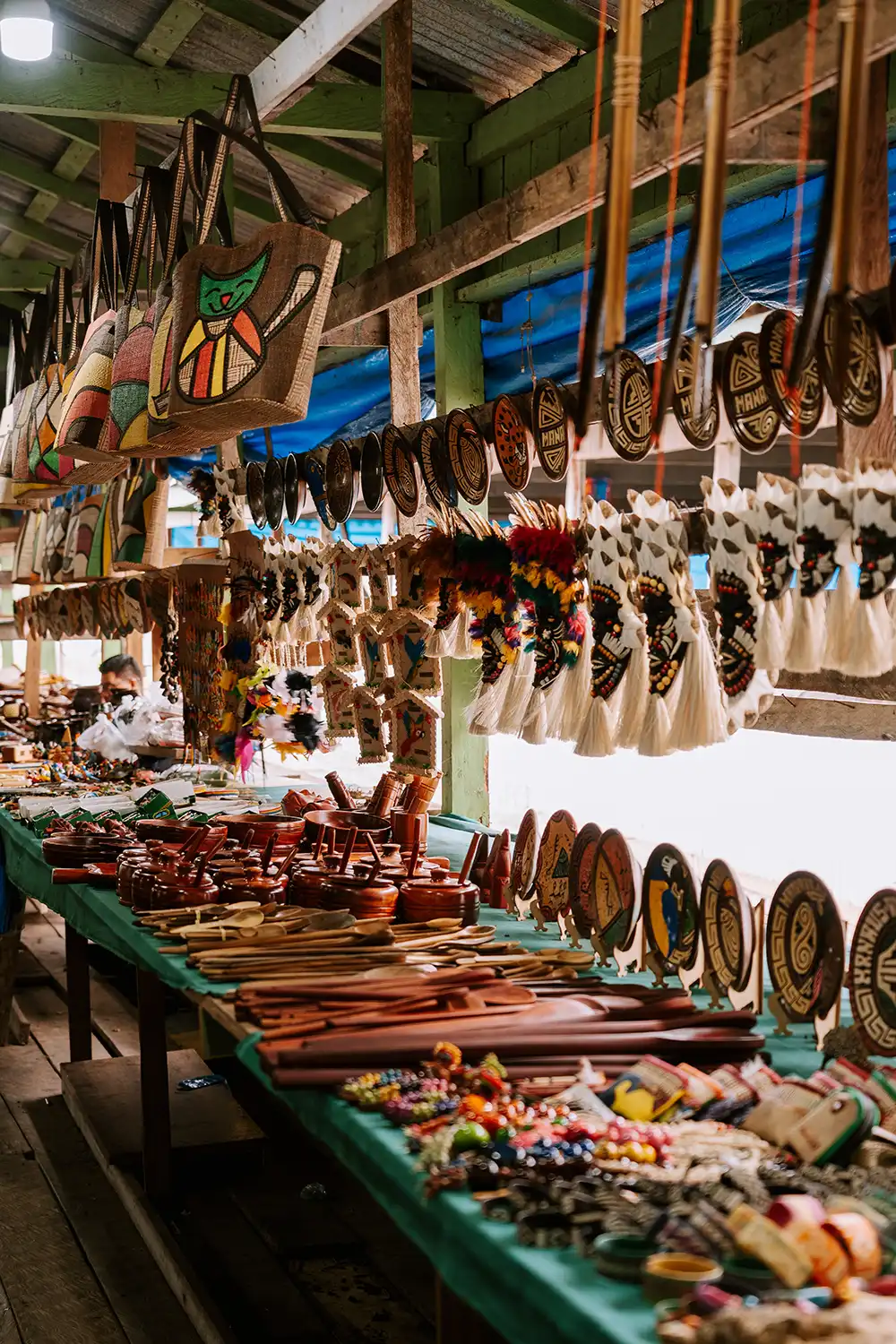 Traditioneller Verkaufsstand im Amazonas – indigene Handwerkskunst aus Holz. Manaus und Umgebung. Foto: Marlon - stock.adobe.com