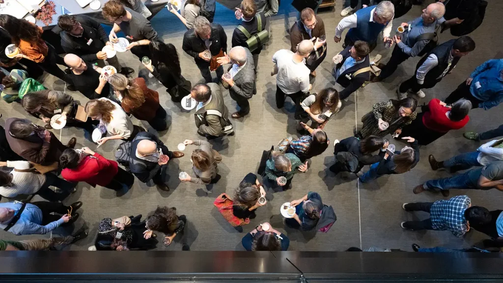 eilnehmende der Climate Week Zurich im Austausch bei einer Netzwerkveranstaltung in Zürich