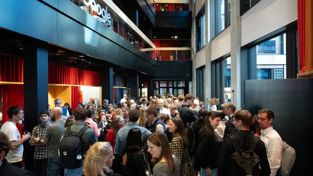 Besucherinnen und Besucher der Climate Week Zurich diskutieren über Klimaschutz und nachhaltige Lösungen