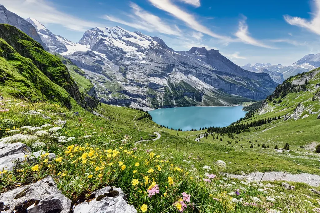 Ein traumhafter Ausblick auf den Öschinensee in der Schweiz an einem schönen Sommertag. Foto: MKPy - stock.adobe.com