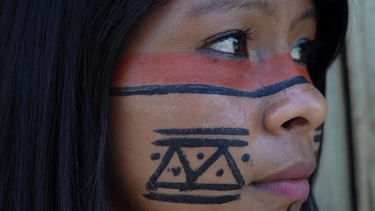 Nahaufnahme des Gesichts einer brasilianischen Ureinwohnerin aus einem indigenen Stamm im Amazonasgebiet. Foto: gustavofrazao - stock.adobe.com