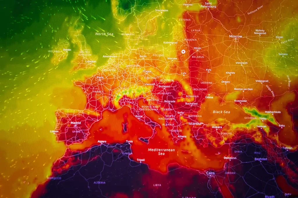 Europäische Wetterkarte, die eine extreme Hitzewelle und steigende Temperaturen zeigt. Kräftige Rot- und Violetttöne veranschaulichen die globale Erwärmung, den Klimawandel und die ungewöhnliche Sommerhitze in ganz Europa. Foto: alones - stock.adobe.com