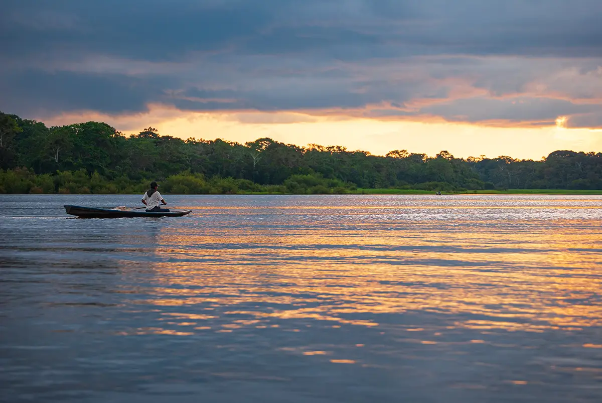 Ein schöner Sonnenuntergang am Amazonas, mit Boote der Ureinwohner. Eva Carre - stock.adobe.com
