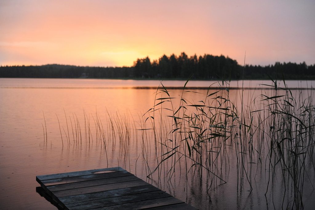 Sommernacht in Norrland. Bild von sara5497 auf Pixabay