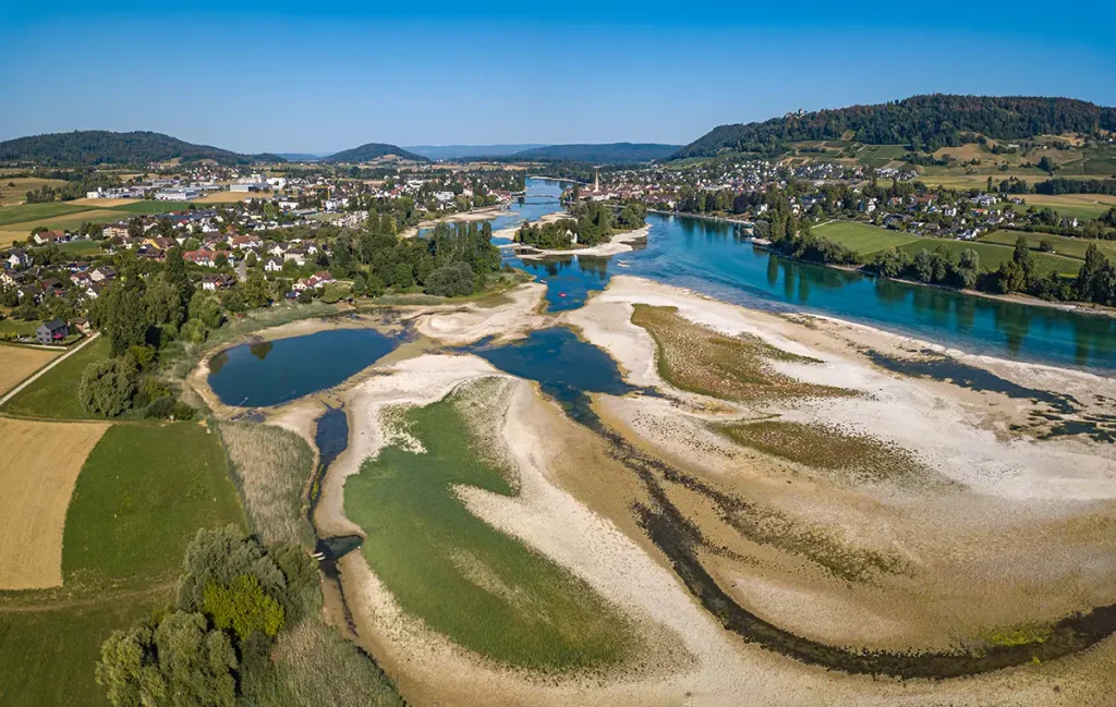 Historische Aufzeichnung des Tiefwasserstands am Niederrhein mit Blick auf die Insel Werd und die Stadt Stein am Rhein aus der Drohnenperspektive, bedingt durch anhaltende Hitze und Trockenheit im Sommer 2026.